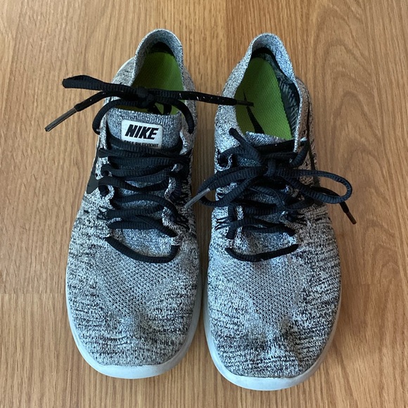 ❤️ Nike Free RN Fly Knit Sneakers Grey Black Size 8 1/2 - Picture 9 of 9